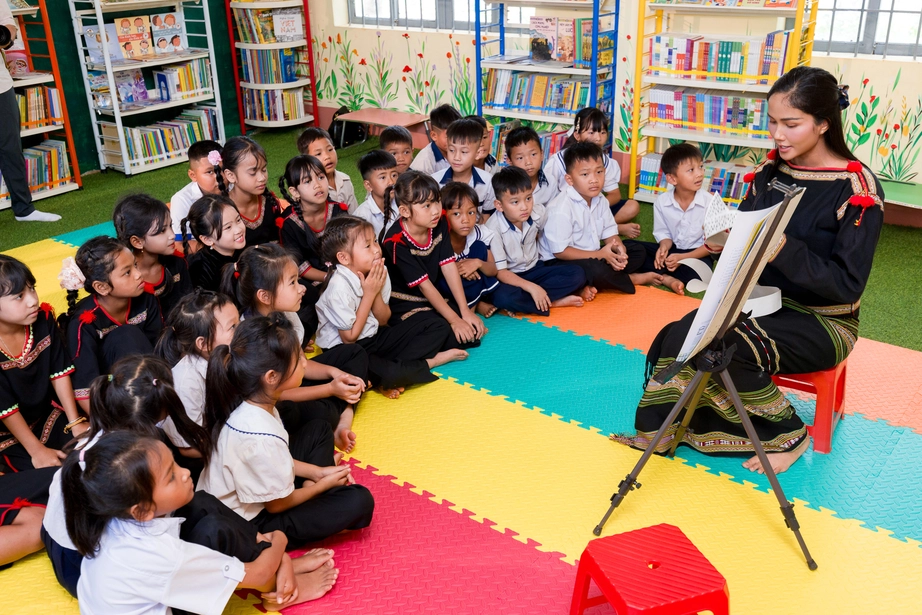 Hoa hậu H’Hen Niê về Đắk Lắk trao thư viện thân thiện- Ảnh 4.