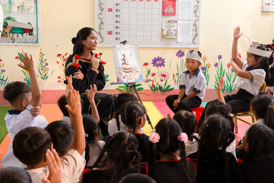 Hoa hậu H’Hen Niê về Đắk Lắk trao thư viện thân thiện- Ảnh 11.