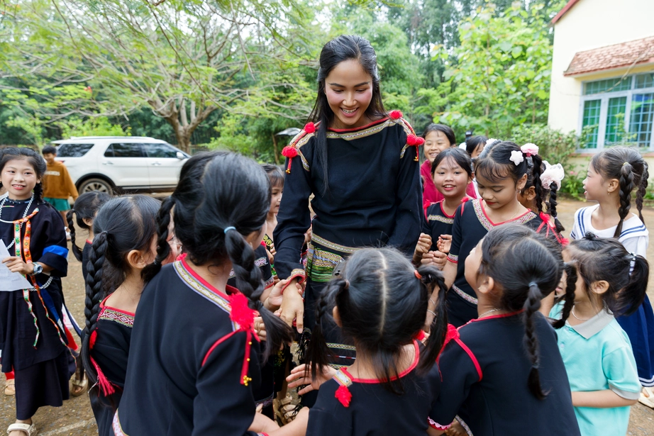 Hoa hậu H’Hen Niê về Đắk Lắk trao thư viện thân thiện- Ảnh 7.
