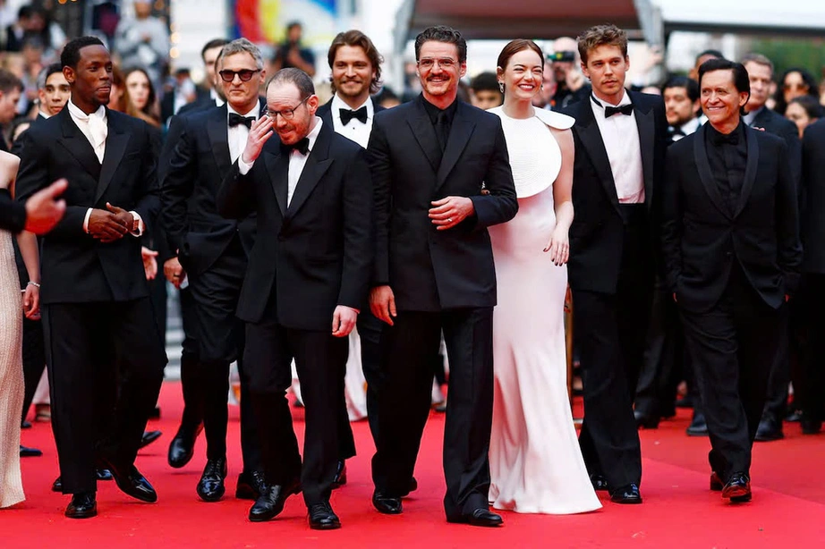 Nữ diễn viên Emma Stone bị ong tấn công trên thảm đỏ Liên hoan phim Cannes 2025- Ảnh 2.