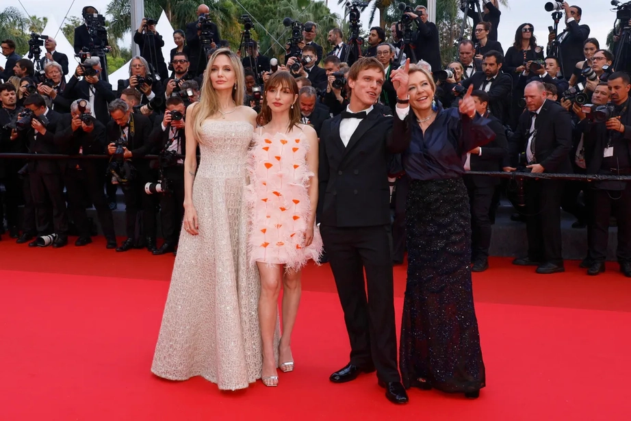 Nữ diễn viên Emma Stone bị ong tấn công trên thảm đỏ Liên hoan phim Cannes 2025- Ảnh 7.