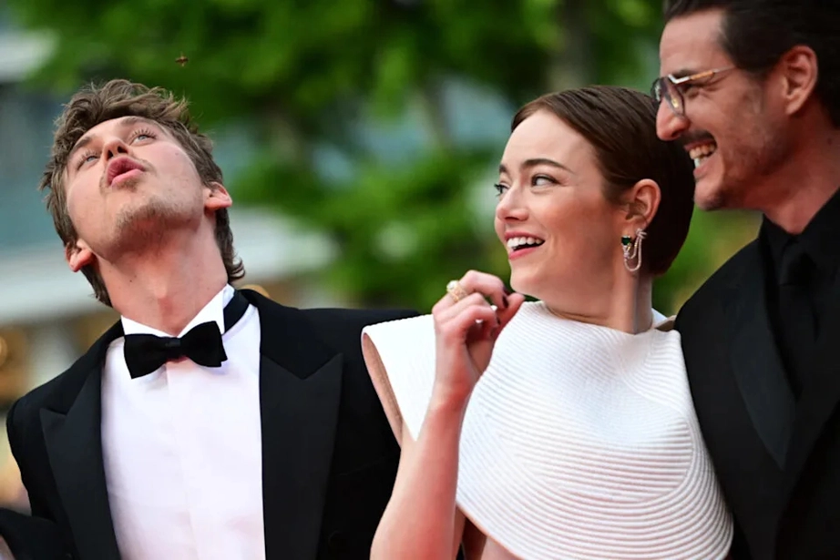 Nữ diễn viên Emma Stone bị ong tấn công trên thảm đỏ Liên hoan phim Cannes 2025- Ảnh 6.