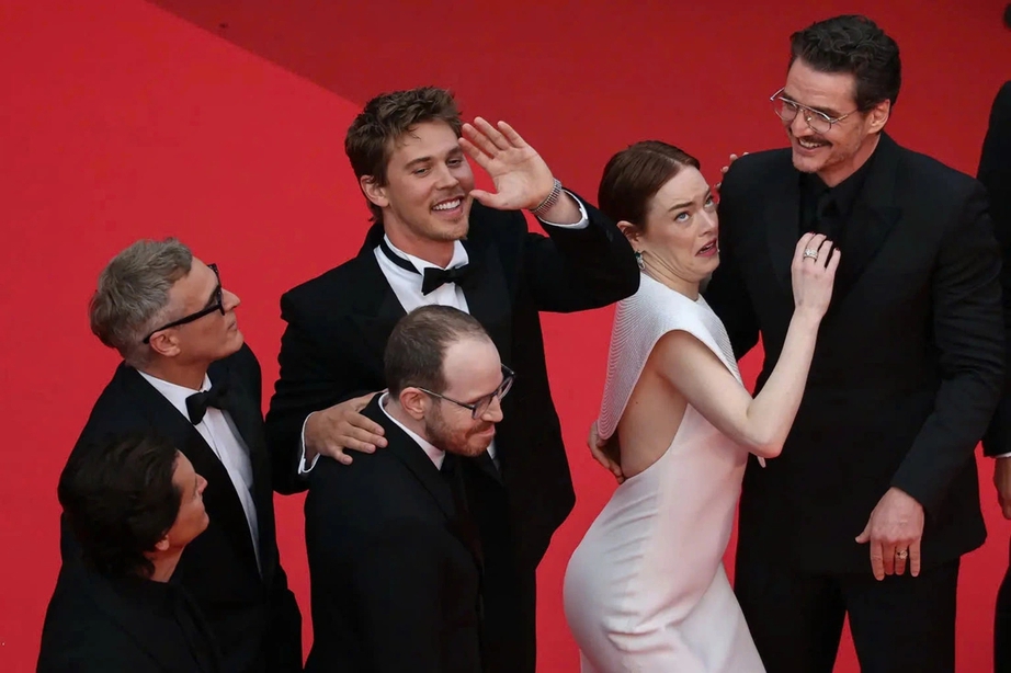 Nữ diễn viên Emma Stone bị ong tấn công trên thảm đỏ Liên hoan phim Cannes 2025- Ảnh 5.
