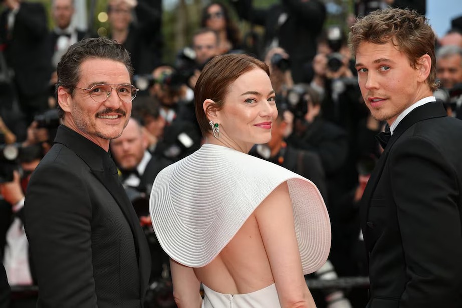 Nữ diễn viên Emma Stone bị ong tấn công trên thảm đỏ Liên hoan phim Cannes 2025- Ảnh 4.