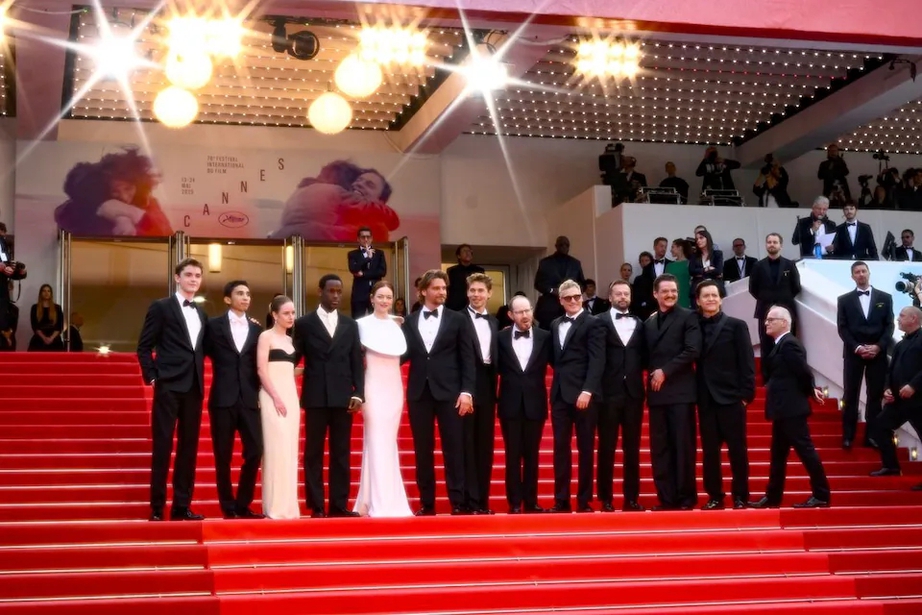 Nữ diễn viên Emma Stone bị ong tấn công trên thảm đỏ Liên hoan phim Cannes 2025- Ảnh 1.