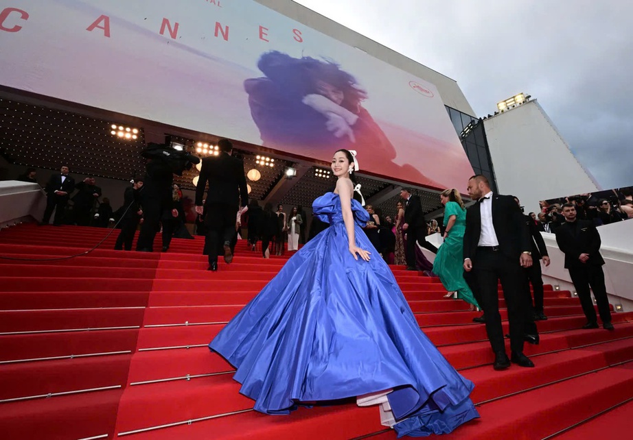 Nữ diễn viên Emma Stone bị ong tấn công trên thảm đỏ Liên hoan phim Cannes 2025- Ảnh 12.