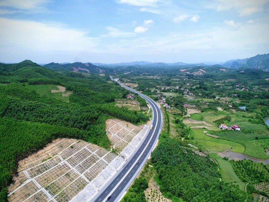 Sớm đầu tư cao tốc từ Mộc Châu đến cửa khẩu Tây Trang quy mô 4 làn xe- Ảnh 1. Sớm đầu tư cao tốc từ Mộc Châu đến cửa khẩu Tây Trang quy mô 4 làn xe- Ảnh 1.
