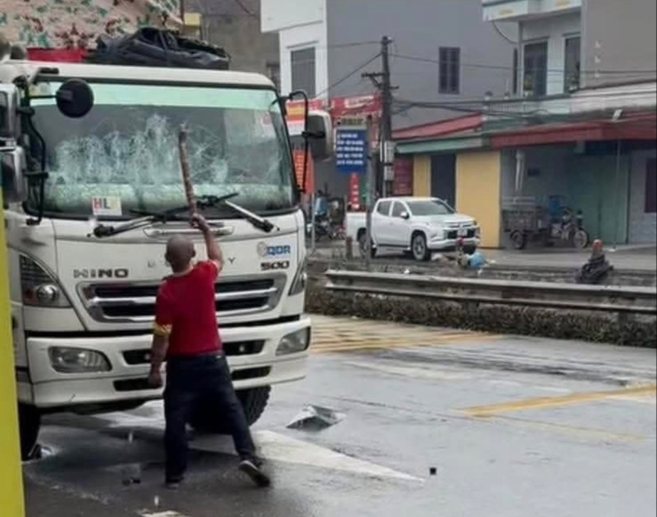 Một chiến sĩ công an bị thương khi khống chế đối tượng đập kính xe ô tô- Ảnh 1.