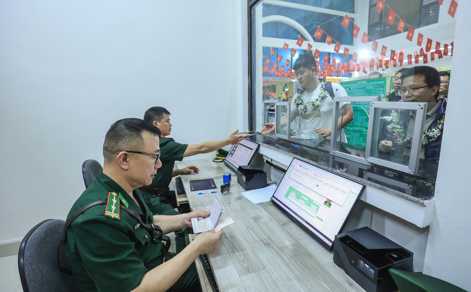 Áp dụng visa điện tử tại cửa khẩu đường sắt ga Đồng Đăng- Ảnh 1. Áp dụng visa điện tử tại cửa khẩu đường sắt ga Đồng Đăng- Ảnh 1.