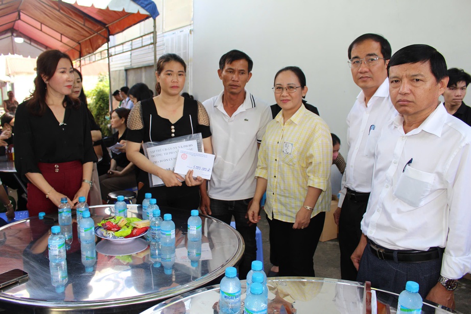 Nhiều đơn vị thăm hỏi, hỗ trợ gia đình nữ sinh 11 tuổi bị nước cuốn trôi ở Đồng Nai- Ảnh 2. Nhiều đơn vị thăm hỏi, hỗ trợ gia đình nữ sinh 11 tuổi bị nước cuốn trôi ở Đồng Nai- Ảnh 2.