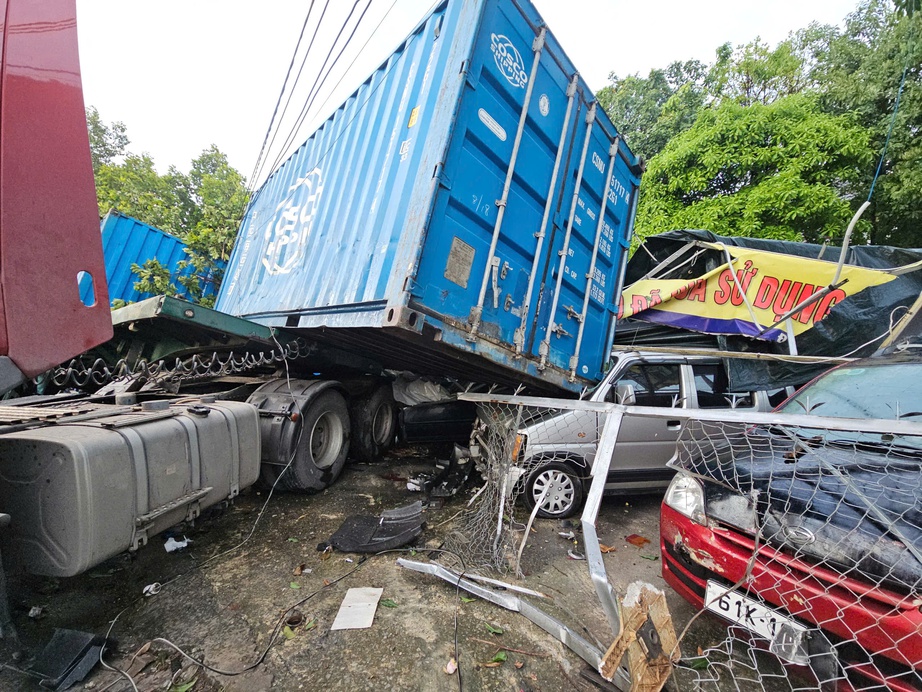 Sau cú va chạm, hai xe đầu kéo cùng văng vào cửa hàng bên đường- Ảnh 2. Sau cú va chạm, hai xe đầu kéo cùng văng vào cửa hàng bên đường- Ảnh 2.