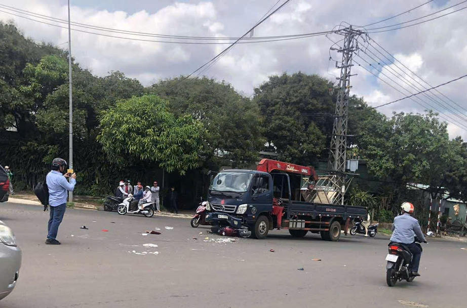 Gia Lai: Tông vào xe cần cẩu, hai người phụ nữ thương vong- Ảnh 1. Gia Lai: Tông vào xe cần cẩu, hai người phụ nữ thương vong- Ảnh 1.