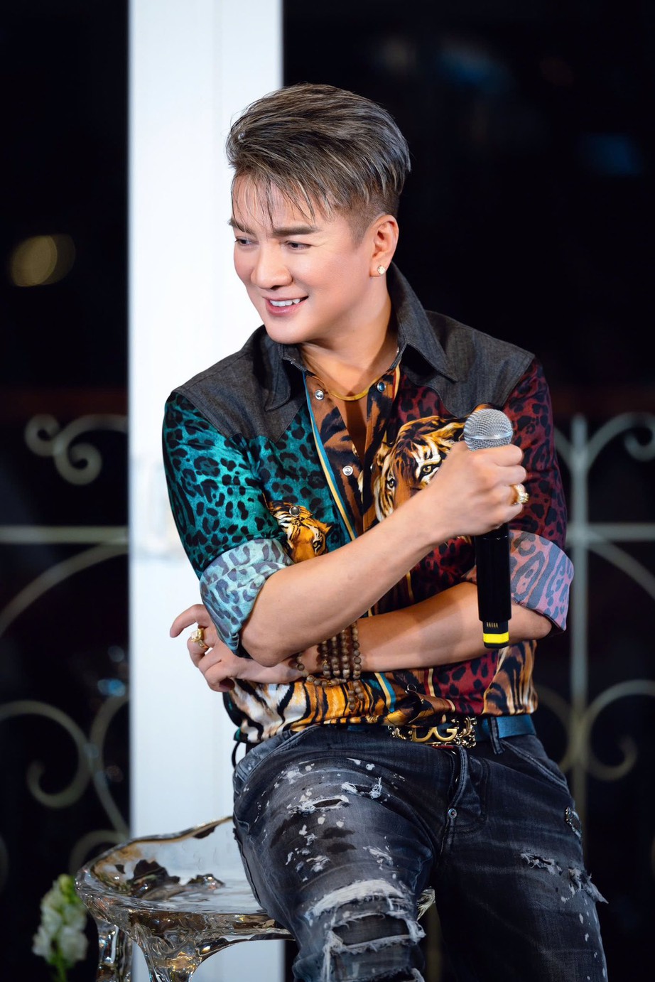 Đàm Vĩnh Hưng "lột xác" ở album "Thanh xuân không phải để khóc"- Ảnh 3. Đàm Vĩnh Hưng "lột xác" ở album "Thanh xuân không phải để khóc"- Ảnh 3.