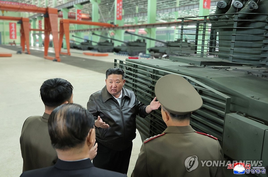 Chủ tịch Triều Tiên Kim Jong-un trực tiếp thị sát nhà máy sản xuất xe tăng- Ảnh 1. Chủ tịch Triều Tiên Kim Jong-un trực tiếp thị sát nhà máy sản xuất xe tăng- Ảnh 1.