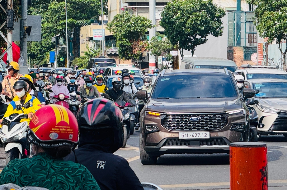 Đường phố TP.HCM đông đúc, ùn tắc giao thông tại các tuyến cửa ngõ sau kỳ nghỉ lễ- Ảnh 5. Đường phố TP.HCM đông đúc, ùn tắc giao thông tại các tuyến cửa ngõ sau kỳ nghỉ lễ- Ảnh 5.