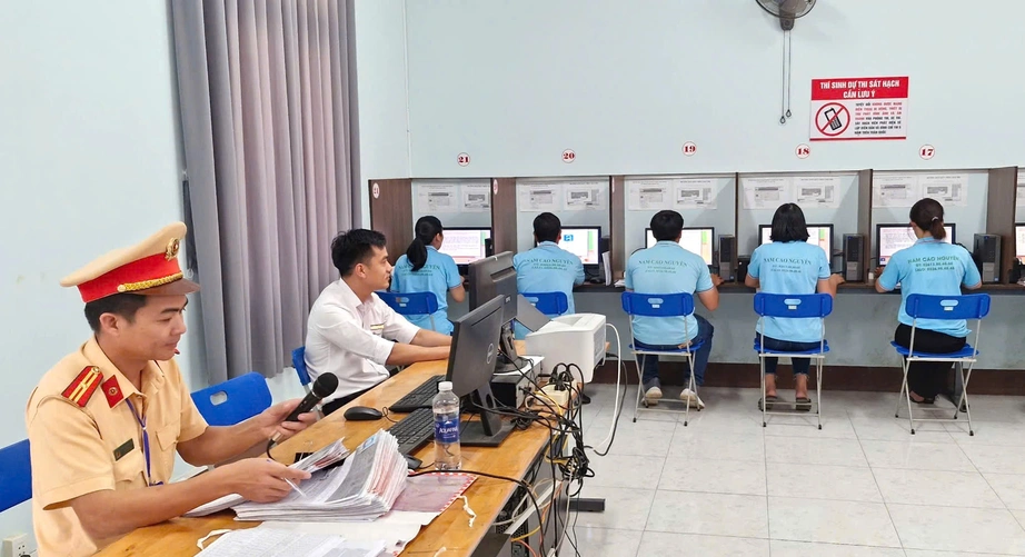 200 học viên đầu tiên thi lái xe do CSGT Đắk Nông tổ chức sát hạch- Ảnh 3. 200 học viên đầu tiên thi lái xe do CSGT Đắk Nông tổ chức sát hạch- Ảnh 3.