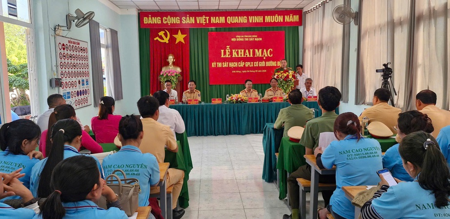 200 học viên đầu tiên thi lái xe do CSGT Đắk Nông tổ chức sát hạch- Ảnh 1. 200 học viên đầu tiên thi lái xe do CSGT Đắk Nông tổ chức sát hạch- Ảnh 1.