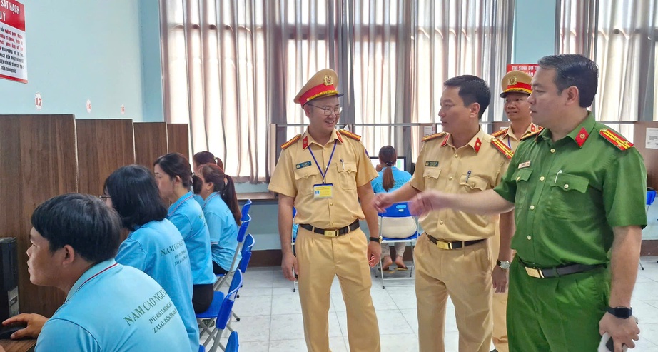 200 học viên đầu tiên thi lái xe do CSGT Đắk Nông tổ chức sát hạch- Ảnh 2. 200 học viên đầu tiên thi lái xe do CSGT Đắk Nông tổ chức sát hạch- Ảnh 2.