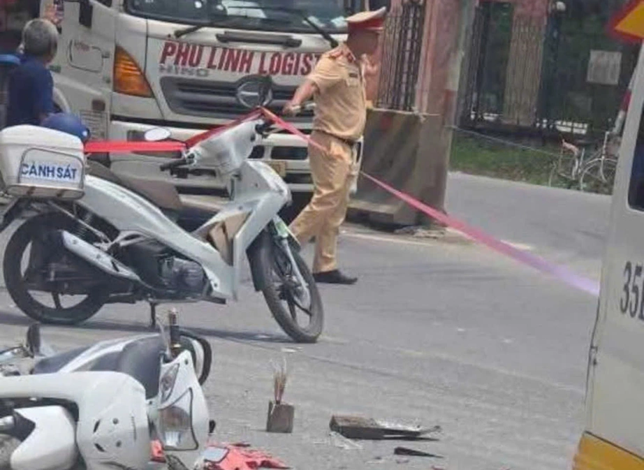 Xe máy chở 3 bà cháu va chạm ô tô, hai người tử vong thương tâm- Ảnh 1. Xe máy chở 3 bà cháu va chạm ô tô, hai người tử vong thương tâm- Ảnh 1.
