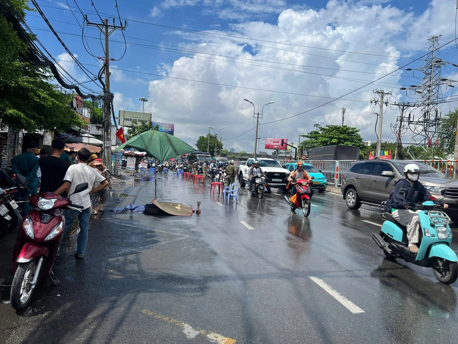 Người đàn ông đang đi xe máy bất ngờ ngã xuống đường, tử vong tại chỗ- Ảnh 1. Người đàn ông đang đi xe máy bất ngờ ngã xuống đường, tử vong tại chỗ- Ảnh 1.