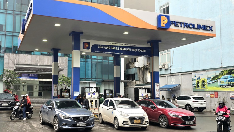 Giảm mạnh 2 kỳ liên tiếp trong tuần, RON 95 về sát 19.000 đồng/lít- Ảnh 1. Giảm mạnh 2 kỳ liên tiếp trong tuần, RON 95 về sát 19.000 đồng/lít- Ảnh 1.