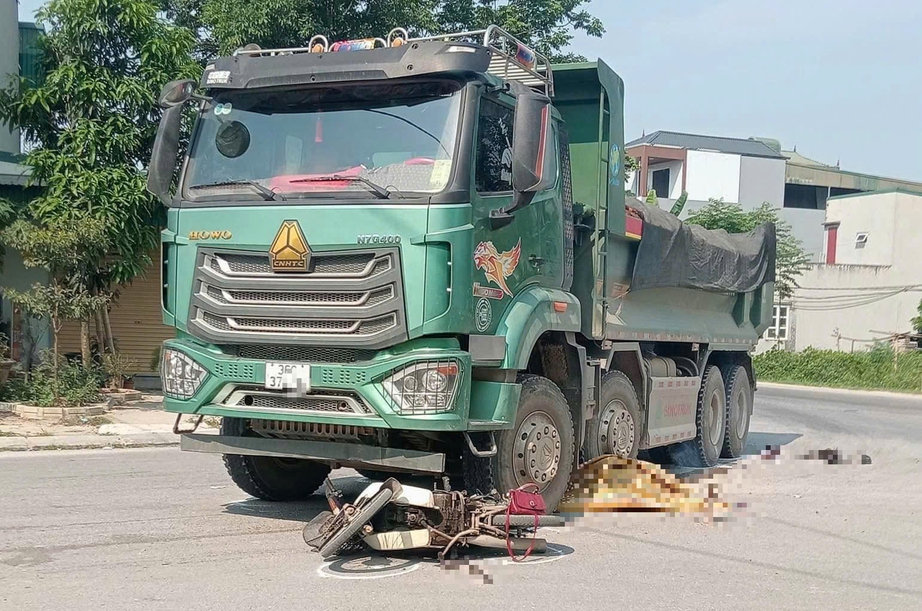 Va chạm với xe tải Howo, một phụ nữ tử vong- Ảnh 1. Va chạm với xe tải Howo, một phụ nữ tử vong- Ảnh 1.
