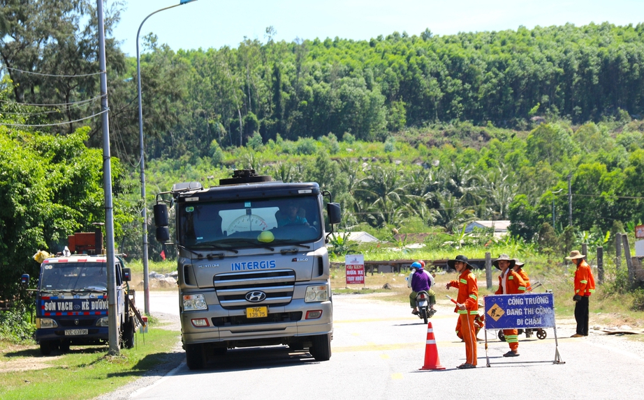 Quảng Ngãi: Sơn vạch giảm tốc hàng trăm tuyến đường đấu nối với quốc lộ- Ảnh 1. Quảng Ngãi: Sơn vạch giảm tốc hàng trăm tuyến đường đấu nối với quốc lộ- Ảnh 1.