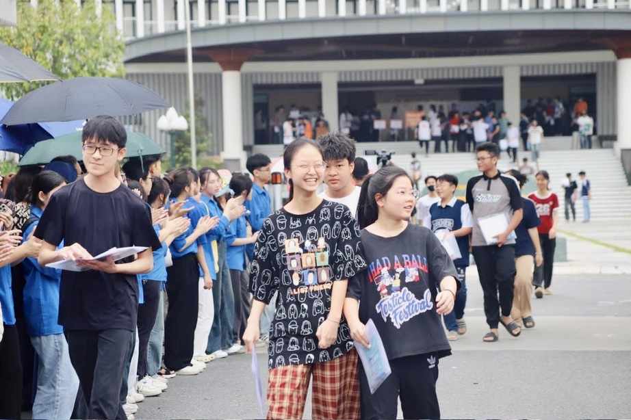 Những người đồng hành thầm lặng phía sau kỳ thi vào lớp 10- Ảnh 1.
