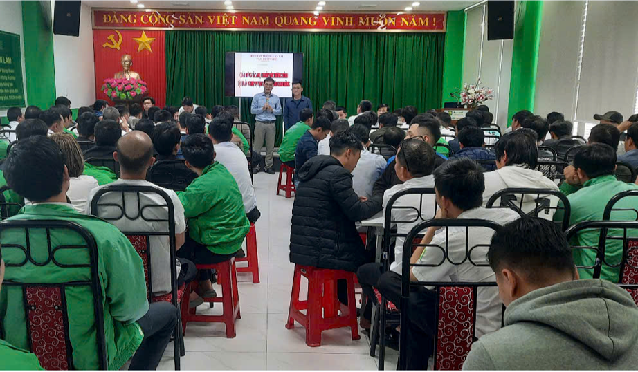 Tuyên truyền đến doanh nghiệp vận tải, lái xe phòng chống buôn lậu, hàng giả- Ảnh 1. Tuyên truyền đến doanh nghiệp vận tải, lái xe phòng chống buôn lậu, hàng giả- Ảnh 1.