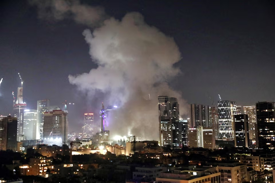 Iran tấn công đáp trả Israel, phóng tên lửa nhằm vào Jerusalem, Tel Aviv- Ảnh 1. Iran tấn công đáp trả Israel, phóng tên lửa nhằm vào Jerusalem, Tel Aviv- Ảnh 1.