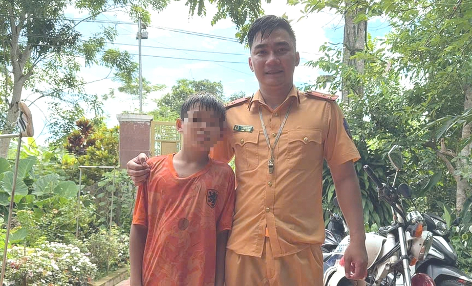 Thượng úy CSGT lao xuống dòng nước lũ cứu cháu bé thoát nạn- Ảnh 1. Thượng úy CSGT lao xuống dòng nước lũ cứu cháu bé thoát nạn- Ảnh 1.