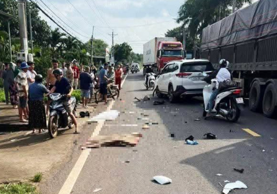 Va chạm giữa ô tô với xe máy, hai người thương vong- Ảnh 1.