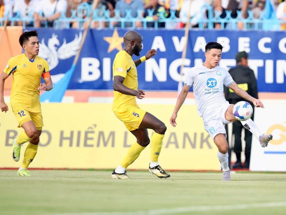Thắng kịch tính Quảng Nam, Nam Định bảo vệ thành công chức vô địch V-League- Ảnh 2. Thắng kịch tính Quảng Nam, Nam Định bảo vệ thành công chức vô địch V-League- Ảnh 2.