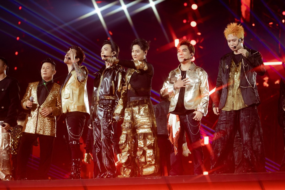 Khán giả “quẩy” nhiệt tình dưới cơn mưa nhân tạo tại concert Anh trai vượt ngàn chông gai- Ảnh 1. Khán giả “quẩy” nhiệt tình dưới cơn mưa nhân tạo tại concert Anh trai vượt ngàn chông gai- Ảnh 1.