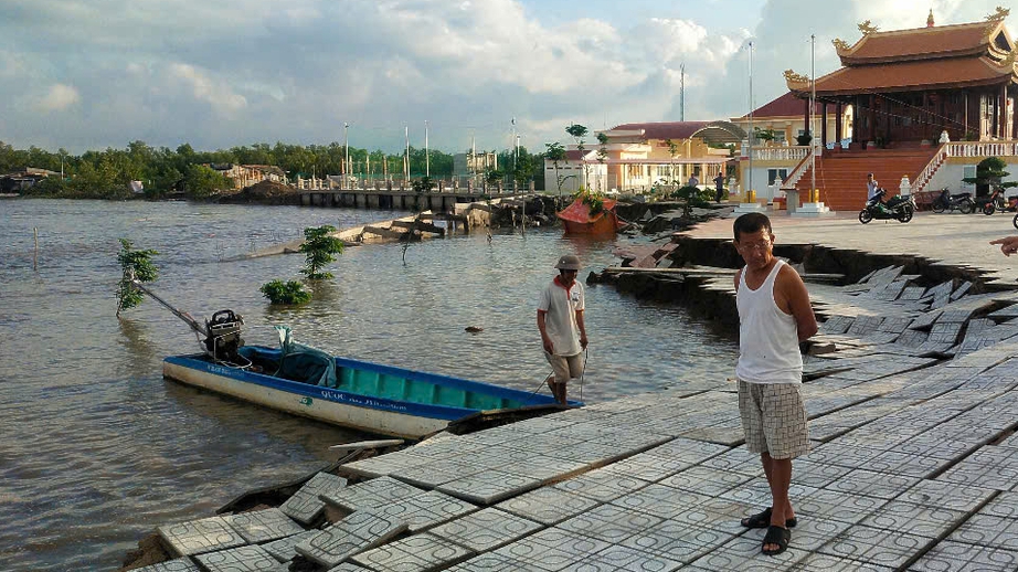 Cà Mau: Sạt lở đất lúc rạng sáng khiến 55m bờ kè trôi sông- Ảnh 1. Cà Mau: Sạt lở đất lúc rạng sáng khiến 55m bờ kè trôi sông- Ảnh 1.