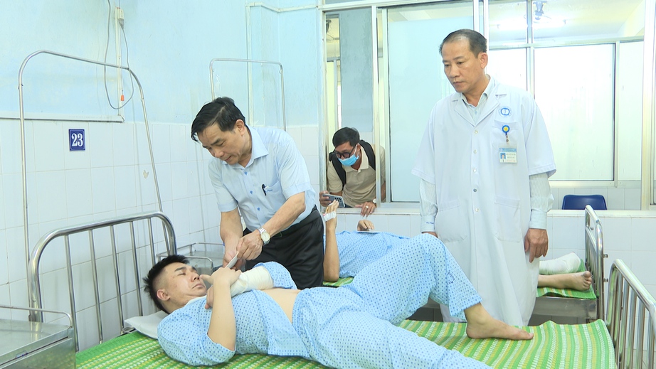 Chủ tịch Quảng Nam thăm hỏi nạn nhân bị thương trong vụ tai nạn nghiêm trọng trên cao tốc - Ảnh 1. Chủ tịch Quảng Nam thăm hỏi nạn nhân bị thương trong vụ tai nạn nghiêm trọng trên cao tốc - Ảnh 1.