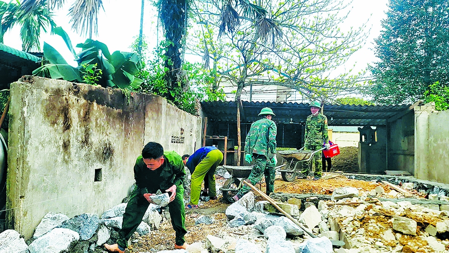Thợ xây mang quân hàm giúp dân xóa nhà dột nát- Ảnh 1. Thợ xây mang quân hàm giúp dân xóa nhà dột nát- Ảnh 1.