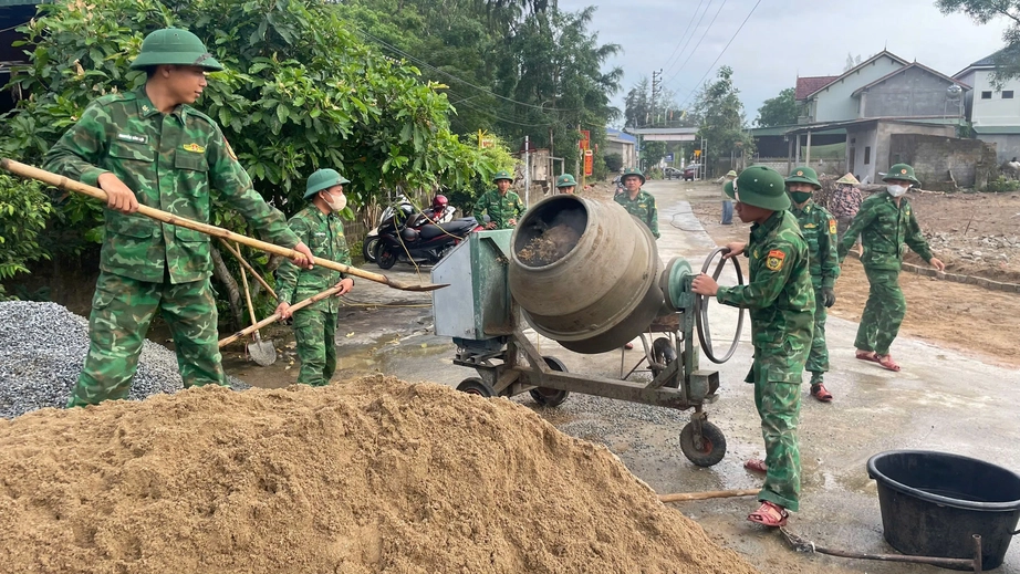 Thợ xây mang quân hàm giúp dân xóa nhà dột nát- Ảnh 2. Thợ xây mang quân hàm giúp dân xóa nhà dột nát- Ảnh 2.