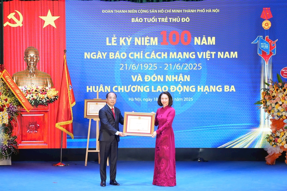 Phó Chủ tịch UBND thành phố Hà Nội Vũ Thu Hà trao Bằng khen của Thủ tướng Chính phủ cho nhà báo Nguyễn Mạnh Hưng, Tổng Biên tập Báo Tuổi trẻ Thủ đô. Ảnh: TTTĐ Phó Chủ tịch UBND thành phố Hà Nội Vũ Thu Hà trao Bằng khen của Thủ tướng Chính phủ cho nhà báo Nguyễn Mạnh Hưng, Tổng Biên tập Báo Tuổi trẻ Thủ đô. Ảnh: TTTĐ