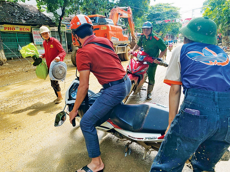 Tác nghiệp trong nước mắt ở Làng Nủ- Ảnh 1. Tác nghiệp trong nước mắt ở Làng Nủ- Ảnh 1.