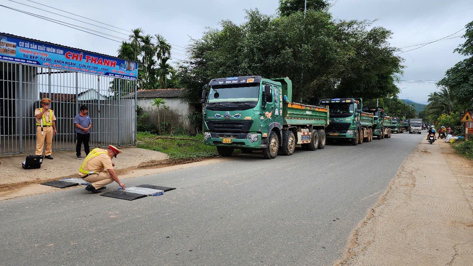 Xe tải hết hạn kiểm định, không phù hiệu, chở quá tải, chủ xe bị phạt 86 triệu đồng- Ảnh 1. Xe tải hết hạn kiểm định, không phù hiệu, chở quá tải, chủ xe bị phạt 86 triệu đồng- Ảnh 1.