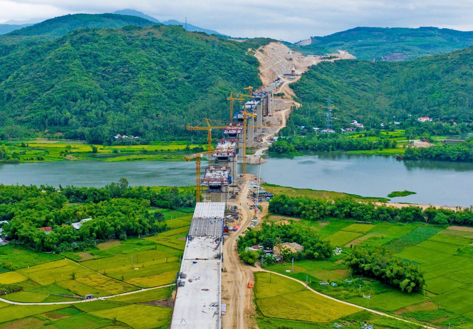 Gác tình riêng, dồn sức làm cao tốc- Ảnh 2. Gác tình riêng, dồn sức làm cao tốc- Ảnh 2.