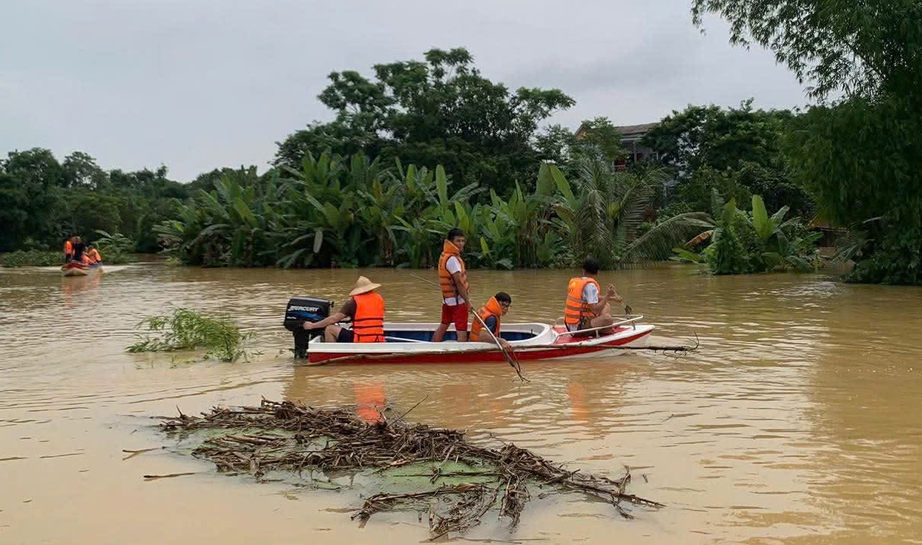 Thái Nguyên: Một người bị nước lũ cuốn trên phố và tử vong- Ảnh 2. Thái Nguyên: Một người bị nước lũ cuốn trên phố và tử vong- Ảnh 2.