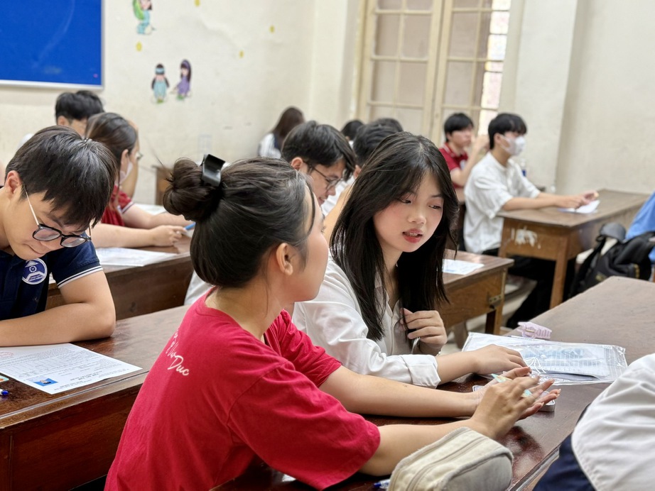Hơn 99% thí sinh hoàn thành thủ tục dự thi tốt nghiệp 2025 - Ảnh 1. Hơn 99% thí sinh hoàn thành thủ tục dự thi tốt nghiệp 2025 - Ảnh 1.