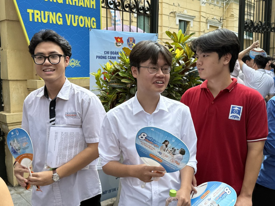 Hơn 1 triệu sĩ tử bước vào môn Toán - Ảnh 1. Hơn 1 triệu sĩ tử bước vào môn Toán - Ảnh 1.