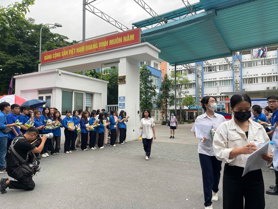 Thí sinh cả nước nhẹ nhõm khép lại kỳ thi tốt nghiệp THPT 2025- Ảnh 10. Thí sinh cả nước nhẹ nhõm khép lại kỳ thi tốt nghiệp THPT 2025- Ảnh 10.