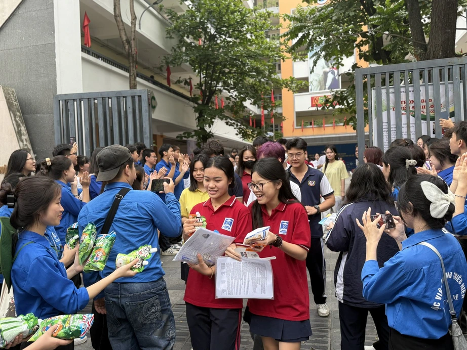 Thí sinh cả nước nhẹ nhõm khép lại kỳ thi tốt nghiệp THPT 2025- Ảnh 3. Thí sinh cả nước nhẹ nhõm khép lại kỳ thi tốt nghiệp THPT 2025- Ảnh 3.