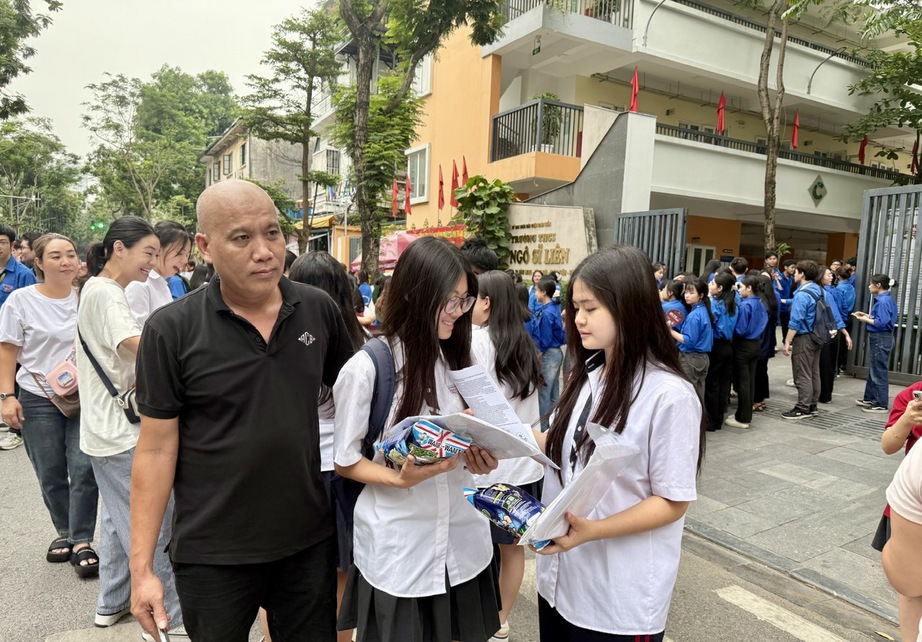 Thí sinh cả nước nhẹ nhõm khép lại kỳ thi tốt nghiệp THPT 2025- Ảnh 8. Thí sinh cả nước nhẹ nhõm khép lại kỳ thi tốt nghiệp THPT 2025- Ảnh 8.