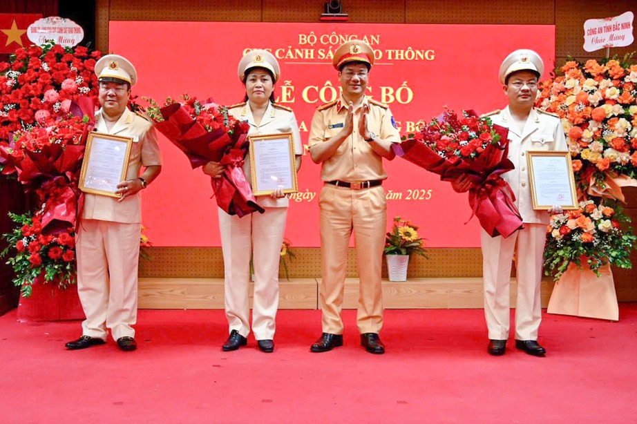 Cục CSGT lần đầu tiên có nữ phó cục trưởng- Ảnh 1. Cục CSGT lần đầu tiên có nữ phó cục trưởng- Ảnh 1.