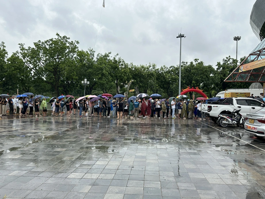 Vĩnh Phúc: Người dân đội mưa mua vé xem bóng chuyền nữ quốc tế- Ảnh 1. Vĩnh Phúc: Người dân đội mưa mua vé xem bóng chuyền nữ quốc tế- Ảnh 1.